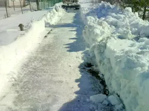 Очистка тротуара от снега